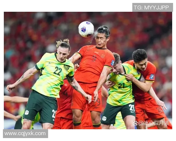 足球明星儿子因父亲比赛失利情绪崩溃泪洒赛场引发网友热议与心疼